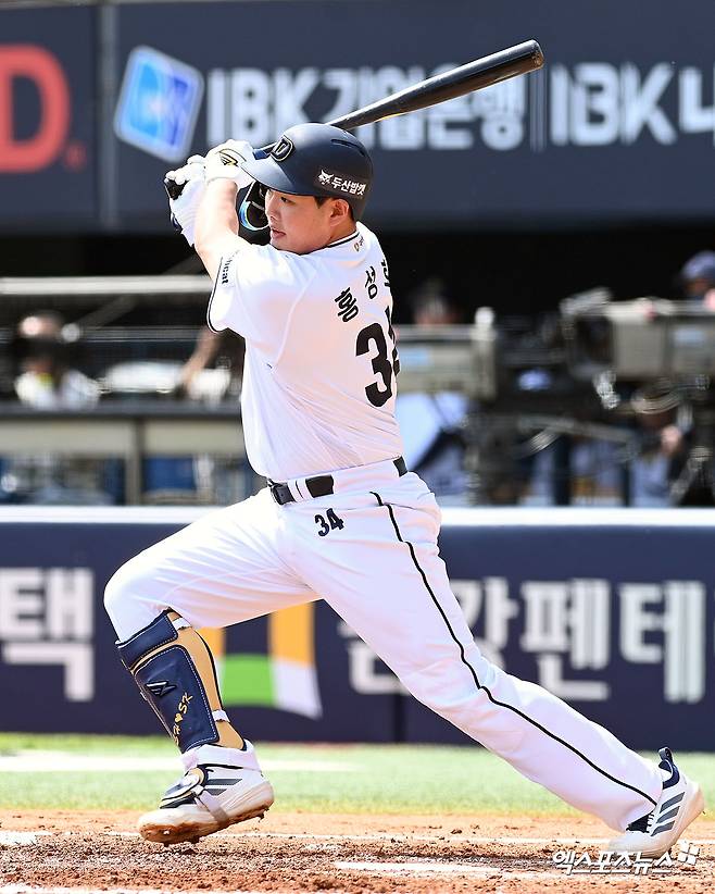10일 오후 서울 송파구 잠실야구장에서 열린 '2026 신한 SOL Bank KBO리그' SSG 랜더스와 두산 베어스의 경기, 2회말 두산 홍성호가 안타를 날리고 있다. 잠실, 고아라 기자
