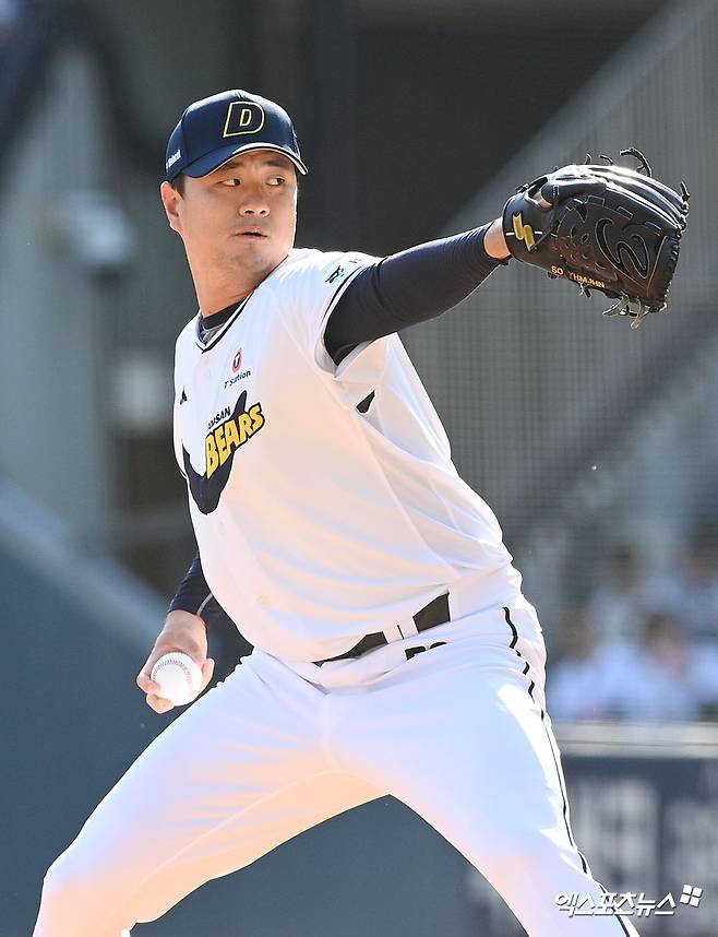 10일 오후 서울 송파구 잠실야구장에서 열린 '2026 신한 SOL Bank KBO리그' SSG 랜더스와 두산 베어스의 경기, 8회초 1사 1,2루 두산 이영하가 공을 힘차게 던지고 있다. 잠실, 고아라 기자
