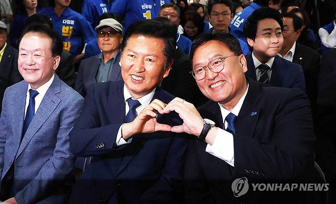 조상호 세종시장 후보 선대위 참석한 정청래 (세종=연합뉴스) 양영석 기자 = 정청래 더불어민주당 당대표가 9일 조상호 세종시장 후보의 선대위 발대식에 참석해 조 후보와 기념사진을 찍고 있다. 2026.5.9 youngs@yna.co.kr