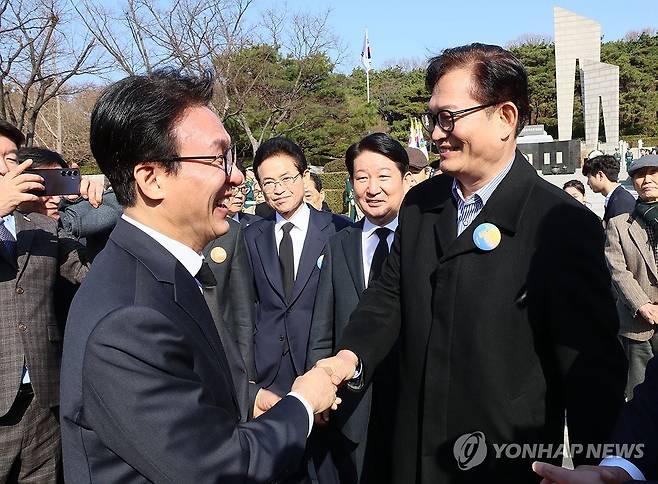 김민석 총리와 송영길 전 대표 (대구=연합뉴스) 이정훈 기자 = 김민석 국무총리가 28일 대구 달서구 2·28 민주운동 기념탑에서 참배를 마친 뒤 더불어민주당 송영길 전 대표와 악수하고 있다. 2026.2.28 uwg806@yna.co.kr