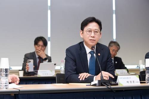 빅테크 AI기업 사이버보안 프로젝트 관련 전문가 간담회 (서울=연합뉴스) 배경훈 부총리 겸 과학기술정보통신부 장관이 지난 5월 8일 오전 서울 종로구 광화문교보빌딩 국가과학기술자문회의 대회의실에서 열린 '빅테크 AI기업 사이버보안 프로젝트 관련 전문가 간담회' 에서 발언하는 모습. 2026.5.10 [과학기술정보통신부 제공. 재판매 및 DB 금지]