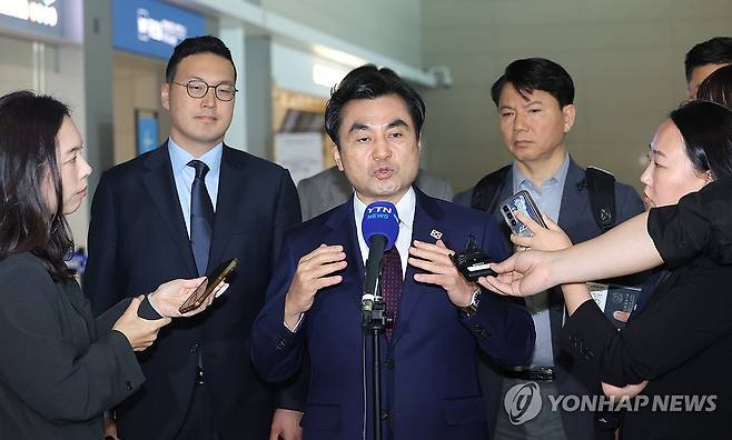 미국 방문하는 안규백 국방부 장관 (영종도=연합뉴스) 이진욱 기자 = 미국을 방문하는 안규백 국방부 장관이 10일 인천국제공항 제2터미널에서 취재진 질문에 답하고 있다. 2026.5.10 cityboy@yna.co.kr