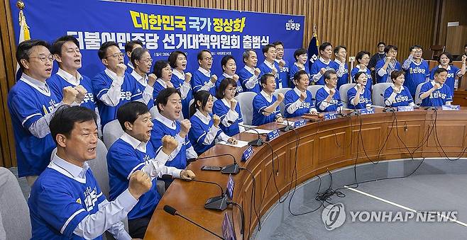 6ㆍ3 지방선거-재보선 승리 다짐하는 민주당 선대위 (서울=연합뉴스) 황광모 기자 = 10일 국회에서 열린 더불어민주당 대한민국 국가 정상화 선거대책위원회 출범식에서 총괄상임선대위원장을 맡은 정청래 대표와 상임선대위원장을 맡은 한병도 원내대표를 비롯한 공동선대위원장, 선대위원들이 6ㆍ3 지방선거와 재보선 승리를 다짐하며 기념 촬영을 하고 있다. 2026.5.10 hkmpooh@yna.co.kr