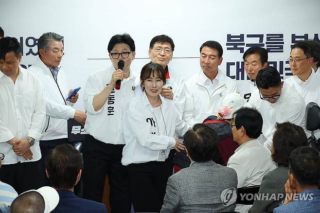 아내 소개하는 한동훈 후보 (부산=연합뉴스) 손형주 기자 = 부산 북갑 국회의원 보궐선거에 출마하는 무소속 한동훈 후보가 10일 오후 부산 북구에서 열린 선거사무소 개소식에서 아내인 진은정 변호사를 소개하고 있다. 2026.5.10 handbrother@yna.co.kr