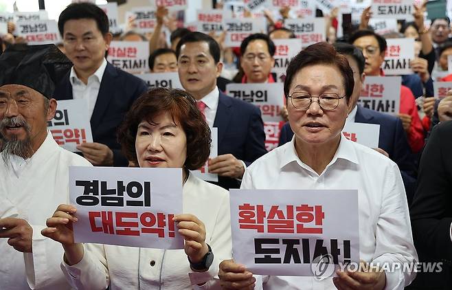 박완수 경남지사 후보 열린캠프 개소 (창원=연합뉴스) 박완수 국민의힘 경남지사 후보가 10일 경남 창원시 성산구 상남동 선거사무소에서 '열린캠프' 개소식을 했다. 박 후보(흰색 셔츠) 등 행사 참석자들이 '경남의 대도약', '확실한 도지사' 손피케팅을 하고 있다. 2026.5.10 [박완수 후보 측 제공. 재판매 및 DB 금지] seaman@yna.co.kr
