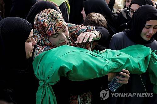 이스라엘군 공격으로 가족 숨진 유족들  (하레트사이다 [레바논 시돈 구역] 로이터=연합뉴스) 2026년 5월 10일 레바논 시돈 구역 하레트사이다에서 이스라엘군 공격으로 가족을 잃은 유족들이 장례를 치르고 있다. (REUTERS/Aziz Taher) 2026.5.10.