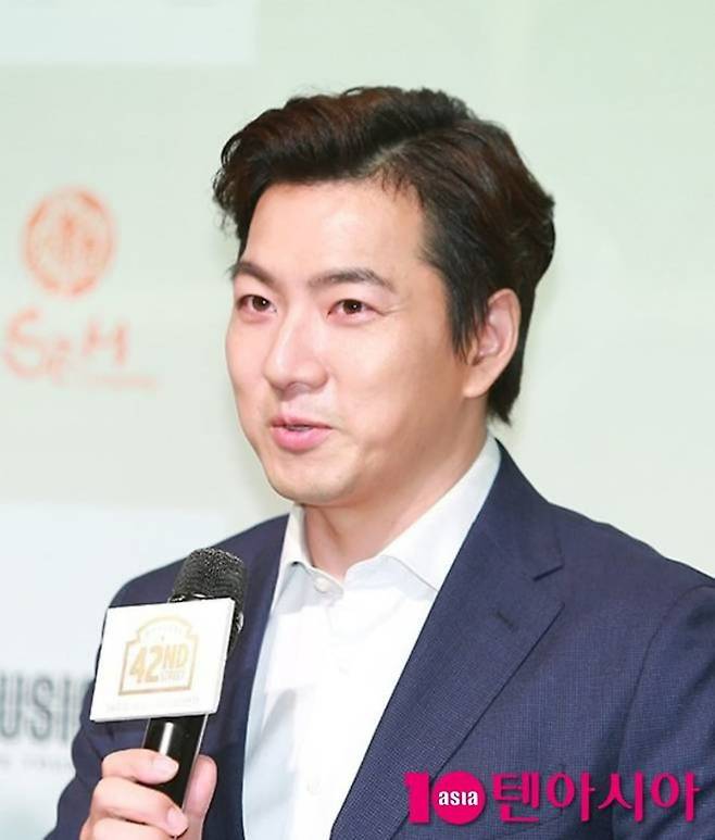배우 송일국이 뮤지컬 행사장에서 취재진의 질문에 답하고 있다. / 사진=텐아시아 DB