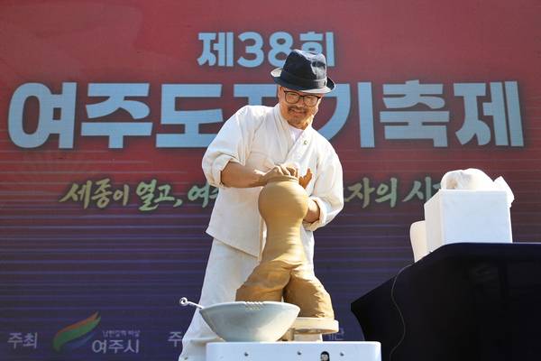 ‘제38회 여주도자기축제’ 메인무대에서 문찬석 여주시 도예명장이 전통도자제작 퍼포먼스를 선보이고 있다. /여주세종문화관광재단 제공