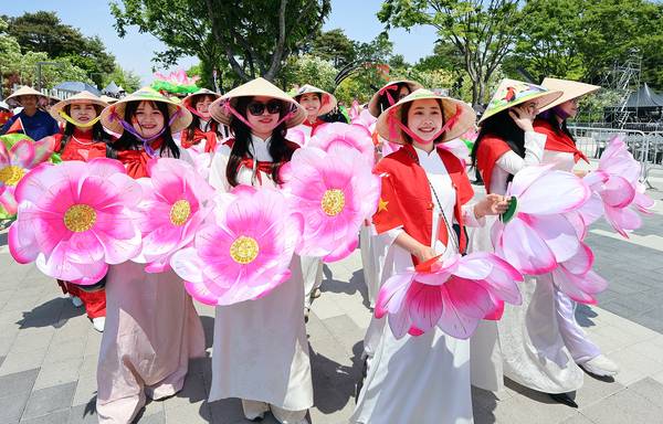 ‘제38회 여주도자기축제’ 세계문화축제 퍼레이드에서 다양한 각국의 전통공연이 펼쳐지고 있다. /여주세종문화관광재단 제공