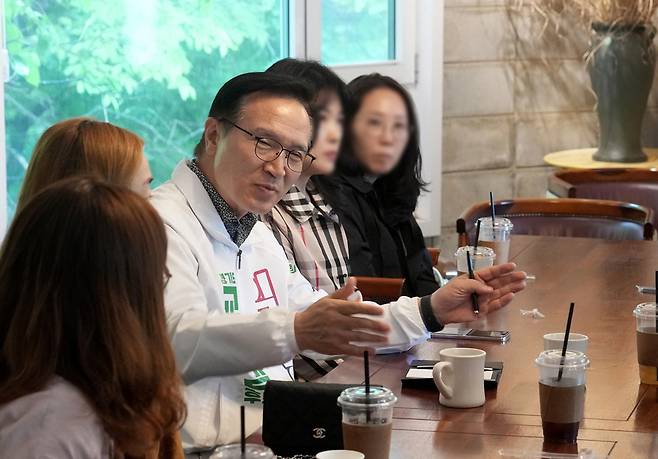 ▲ 임태희 경기도교육감 예비후보가 11일 하남 학부모와 간담회를 하고 있다 . /사진제공=임태희 미래교육캠프