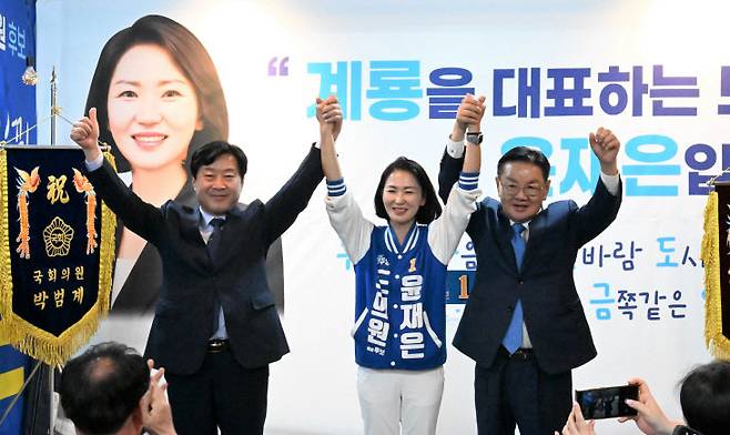 더불어민주당 윤재은 충남도의원 후보가 9일 오후, 계룡시 엄사리에 마련된 선거사무소에서 개소식을 갖고 본격적인 본선 행보의 서막을 올렸다. 이날 현장에는 황명선 더불어민주당 최고위원을 필두로 최홍묵 전 계룡시장, 정준영 계룡시장 후보 등 지역 정가의 주요 인사들이 총출동했다. 사무소 안팎을 가득 메운 지지자들은 연신 윤 후보의 이름을 연호하며 승리를 향한 결의를 다졌다.(사진=최창열 제공)