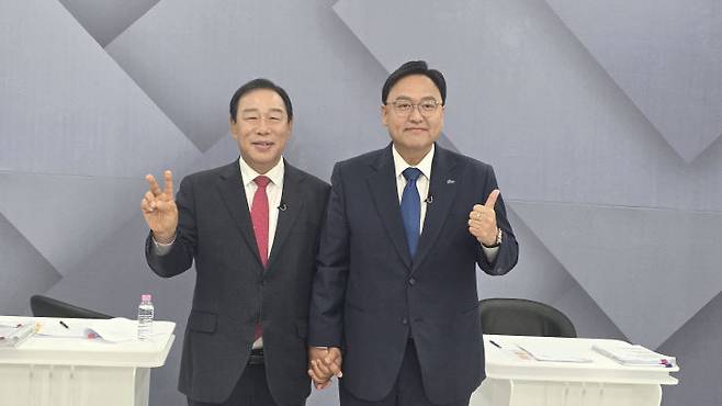 세종시기자단과 SK브로드밴드 세종방송이 공동 주최한 '세종시장 선거 후보자 토론회'가 11일 오전 10시 세종중앙공원에서 개최돼, 더불어민주당 조상호 후보와 국민의힘 최민호 후보가 손을 맞잡고 있다. (사진=이은지 기자)