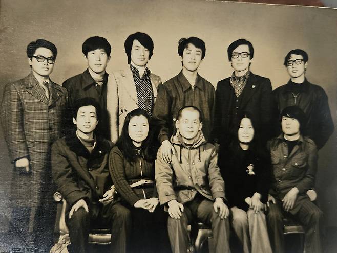 1975년 경북대학교 후문에서 두레 서점을 운영하던 재학생 정상용(앞줄 가운데) 입대 기념사진. /김영석씨 제공