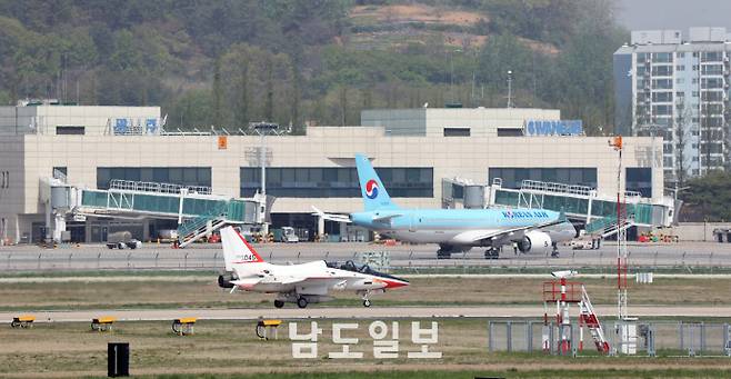 중동전쟁 장기화로 고유가 등 항공업계의 부담이 커진 가운데 광주공항 제주 노선까지 감편되면서 지역 이용객들의 불편이 전망된다. 특히 광주~제주 하늘길을 담당해온 티웨이항공이 운항 축소에 나서면서 중동발(發) 항공업계 위기감이 지역 공항으로도 확산되고 있다. 사진은 광주공항 모습. /남도일보 DB