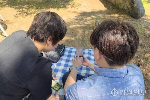 ◇임명남(46·왼쪽), 서광범(47·오른쪽)씨 입양부부가 2025년 7월부터 ‘국내입양에 관한 특별법’이 시행됨에 따라 달라진 입양 절차를 설명하고 있다. 사진=고은기자