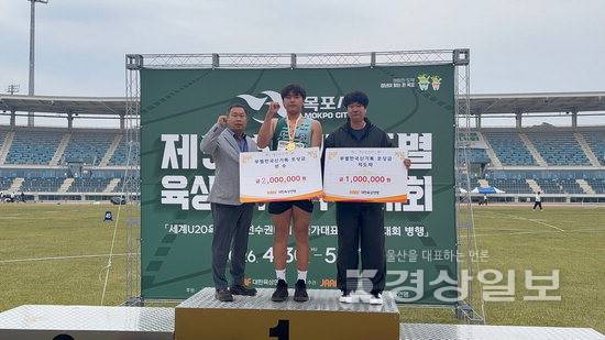 ▲ 서생중 김정윤이 최근 열린 '제55회 전국 종별 육상대회' 창던지기에 참가해 한국 신기록을 세우고 기념촬영하고 있다. 울산시교육청 제공