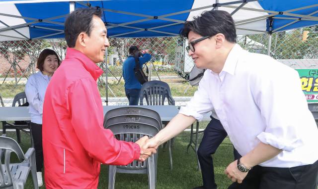 부산 북갑 국회의원 보궐선거에 출마한 (왼쪽부터) 국민의힘 박민식, 무소속 한동훈 후보가 지난 4월 26일 부산 구포초에서 열린 동문운동회에 참석해 있다. 김종진 기자 kjj1761@
