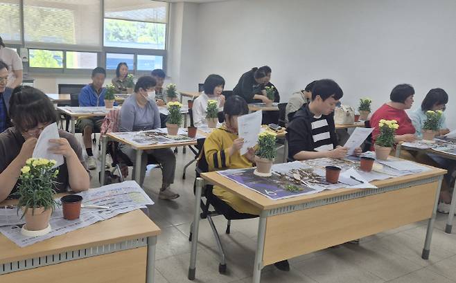 ▲ 김천시평생교육원이 지역 내 장애인을 대상으로 심리 안정과 자존감 회복, 신체 활동 증진까지 기대되는 '힐링 가드닝' 원예 프로그램을 운영하고 있다.