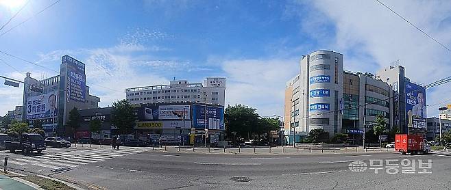 7일 오후 목포 하당. 조국혁신당 박홍률 목포시장 예비후보의 선거사무소(왼쪽)와 더불어민주당 강성휘 목포시장 예비후보의 선거사무소가 100m 남짓한 거리에 떨어져 있다.