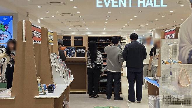 롯데백화점 광주점 4층 이벤트홀에 열린 ‘얼렁뚱땅 상점’ 팝업스토어에서 방문객들이 티셔츠를 고르고 있다.