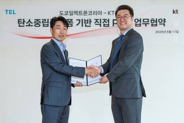 김용남(오른쪽)&nbsp;KT&nbsp;법인사업본부장과 이선길 도쿄일렉트론코리아 기술총괄부문장이 악수하고 있다. [출처=KT]&nbsp;
