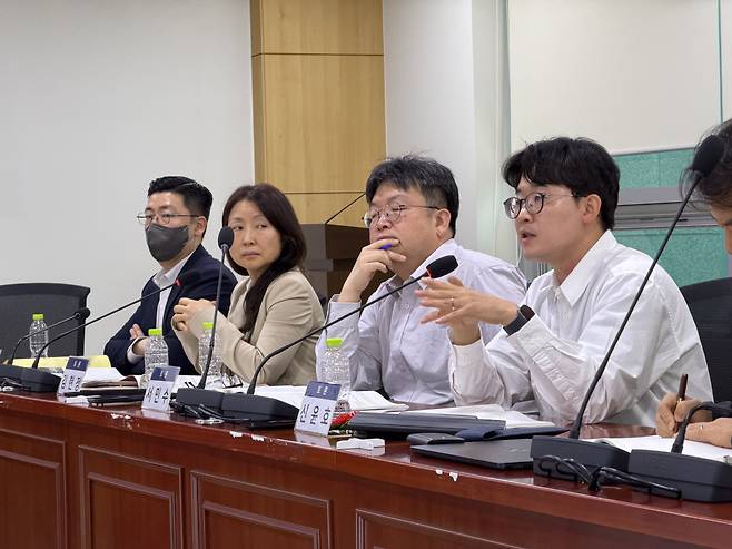 8일 국회의원회관 제8간담회의실에서 열린 ‘돌봄통합지원법 시행에 따른 돌봄경제와 산업발전 방안 토론회’에서 신윤호 과학기술정보통신부 사무관이 발언하고 있다. 왼쪽부터 유재언 가천대 사회복지학과 교수, 김현정 대한디지털헬스학회 이사장, 서민수 보건복지부 복지돌봄인공지능정책과장, 신윤호 과학기술정보통신부 사무관.(이준호 기자)