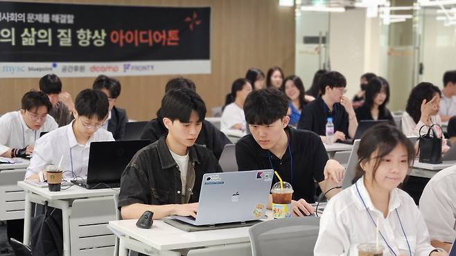 지난 시니어퓨처 아이디어톤 대회에서 참가자들이 시니어 산업의 현장 문제를 주제로 팀별 사업 아이디어 고민하는 모습.(시니어퓨처 제공)