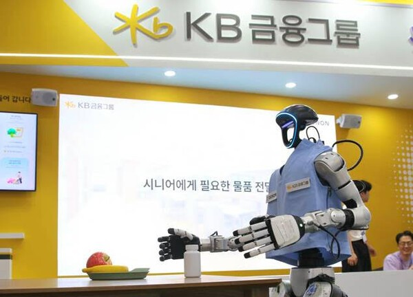 KB금융그룹과 제논이 공동 개발한 시니어 돌봄 특화 휴머노이드 로봇 ‘젠피’가 AI EXPO KOREA 2026 현장에서 라이브 시연을 진행하고 있다. (사진=KB금융그룹)