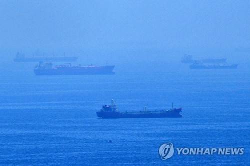 호르무즈 해협에 닻을 내리고 멈춰 있는 선박들[AP=연합뉴스 자료사진. 재판매 및 DB 금지]