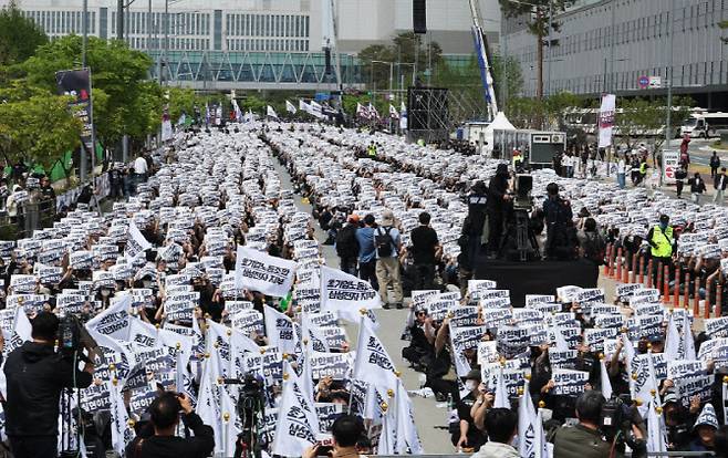 지난달 23일 경기도 평택시 삼성전자 평택캠퍼스 앞에서 열린 삼성전자 노동조합 공동투쟁본부 결의대회에서 조합원들이 구호를 외치고 있다.(사진=연합뉴스)