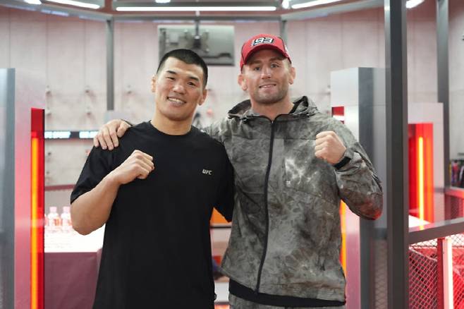고석현(왼쪽)과 오반 엘리엇이 어깨동무를 한 채 함께 포즈를 취하고 있다. 사진=UFC