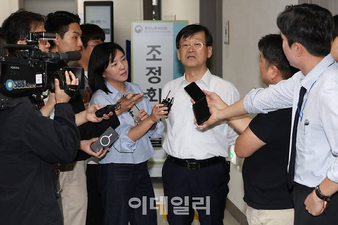 황기돈 중앙노동위원회 준상근조정위원이 11일 정부세종청사 중앙노동위원회 제1조정회의실에서 열린 삼성전자 사후조정 회의 도중 잠시 취재진의 질문에 답하고 있다. [연합뉴스 제공]
