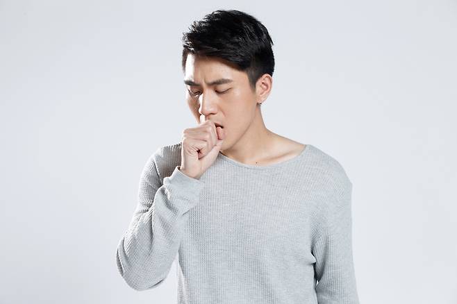 감기나 기관지염이 아닌데도 기침이 계속된다면, 폐나 심장에 이상이 없는지 검사를 받아보는 것이 좋다. 사진=게티이미지벵크