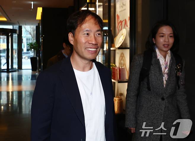 김성훈 업스테이지 대표가 19일 오전 서울의 한 호텔에서 리사 수 AMD 최고경영자(CEO)와 조찬 회동을 하기 위해 이동하고 있다. 2026.3.19 ⓒ 뉴스1 김민지 기자