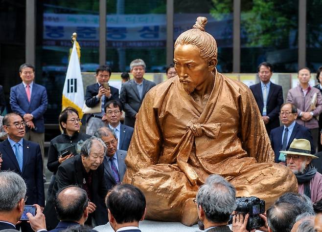 (서울=뉴스1) 박정환 문화전문기자 = 문화체육관광부와 동학농민혁명기념재단이 동학농민혁명 132주년 기념행사를 11일 오전 서울 용산구 국립중앙박물관 대강당에서 마련했다. 사진은 2018년 4월 24일 오후 서울 종로구 서린동 전옥서 터 앞에서 열린 '녹두장군' 전봉준 동상 제막식 현장 @뉴스1 DB