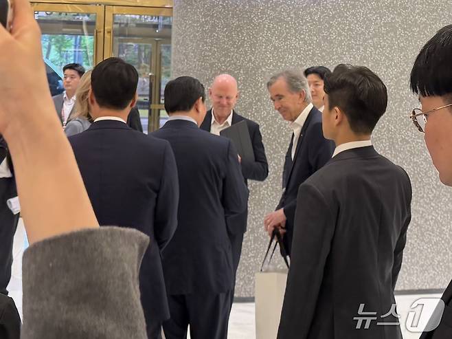 베르나르 아르노 루이비통모에헤네시(LVMH) 회장이 11일 오후 서울 송파구 루이비통 롯데백화점에비뉴엘월드타워점을 방문했다. 아르노 회장을 안내한 신동빈 롯데그룹 회장이 아르노 회장에게 선물을 건네고 있다. 2026.5.11 ⓒ 뉴스1 윤수희 기자