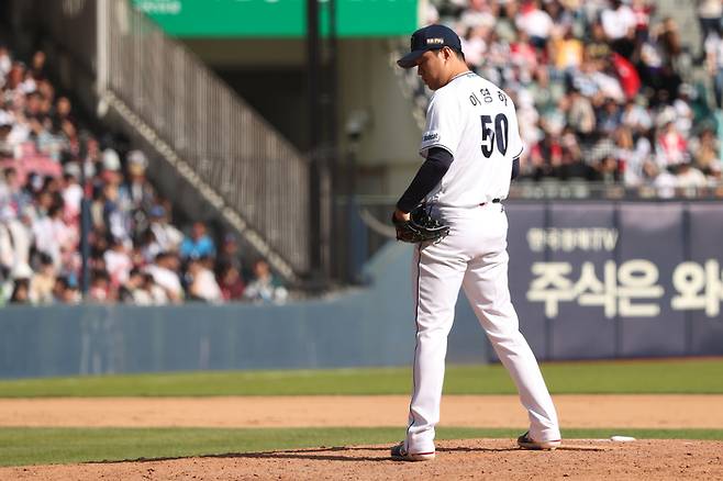 두산 이영하가 10일 서울 잠실구장에서 열린 2026 KBO리그 정규시즌 SSG전에 등판해 투구를 준비하고 있다. 사진 | 두산 베어스