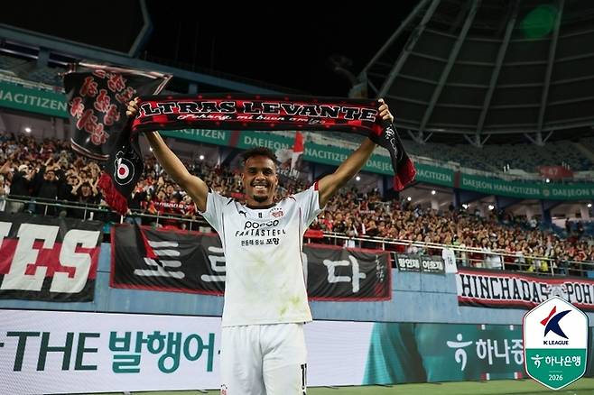 포항 주닝요가 대전전에서 멀티골을 넣고 세리머니를 펼치고 있다. 사진 | 한국프로축구연맹