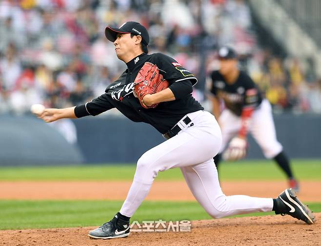 KT 우규민이 6일 서울 잠실구장에서 열린 2024 KBO리그 LG와 준플레이오프 2차전 6회말 등판해 힘차게 공을 던지고 있다. 잠실 | 박진업 기자 upandup@sportsseoul.com