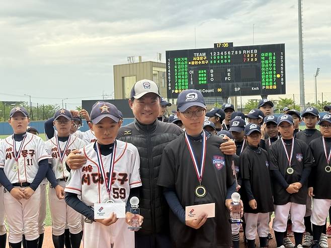 최우수선수상을 수상한 용인수지구 이준용(오른쪽)과 우수선수상을 받은 서대문구 이승진(왼쪽)이 기념촬영을 하고 있다. 사진 | 한국리틀야구연맹