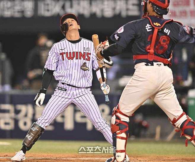 LG 신민재가 15일 서울 잠실구장에서 열린 2026 KBO리그 롯데전 5회말 2사1,2루 삼진을 당한 후 아쉬워하고 있다. 잠실 | 최승섭기자 thunder@sportsseoul.com