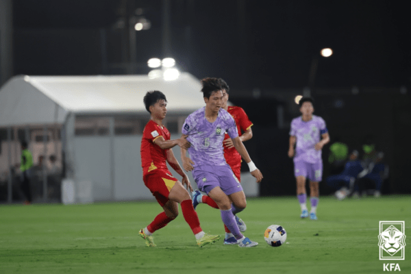 한국 17세 이하(U-17) 축구대표팀이 경기 종료 직전 무서운 집중력을 발휘하며 베트남을 상대로 짜릿한 역전승을 거뒀다. (11일(한국시간) 베트남전에서 정하원이 상대 선수와 경합하고 있다). /사진=KFA