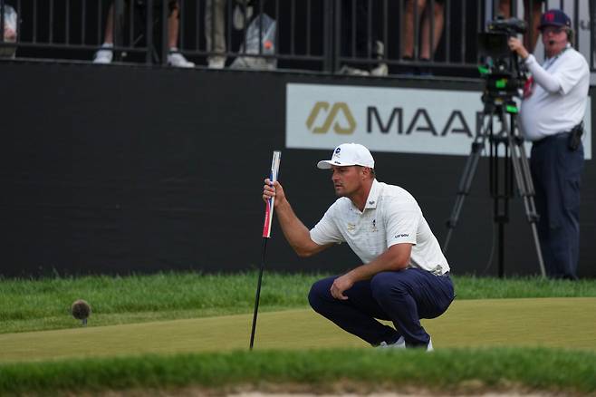 Bryson DeChambeau lines up his putt on the 18th green during the Maaden LIV Golf Virginia tournament at Trump National Golf Club, Saturday, May 9, 2026, in Sterling, Va. (AP Photo/Alex Brandon)







<저작권자(c) 연합뉴스, 무단 전재-재배포, AI 학습 및 활용 금지>