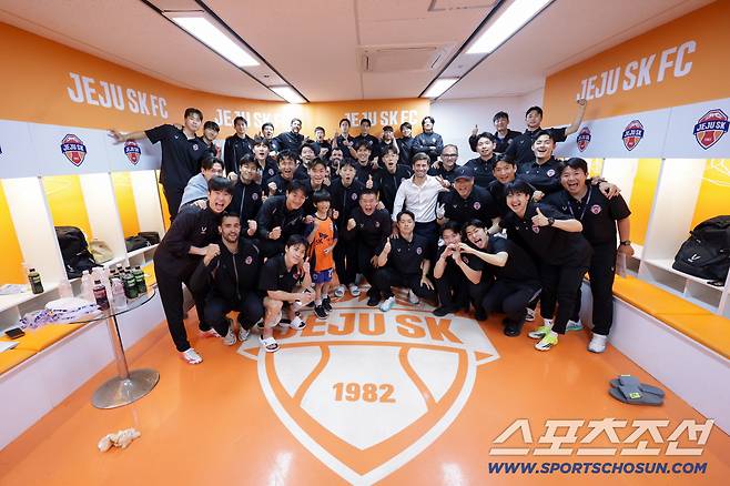 사진제공=제주 SK/제주월드컵경기장/ K리그1/ 제주유나이티드 vs FC서울/ 라커룸/ 제주 승리/ 단체/ 기념촬영/ photo by Donghyuk Kwak