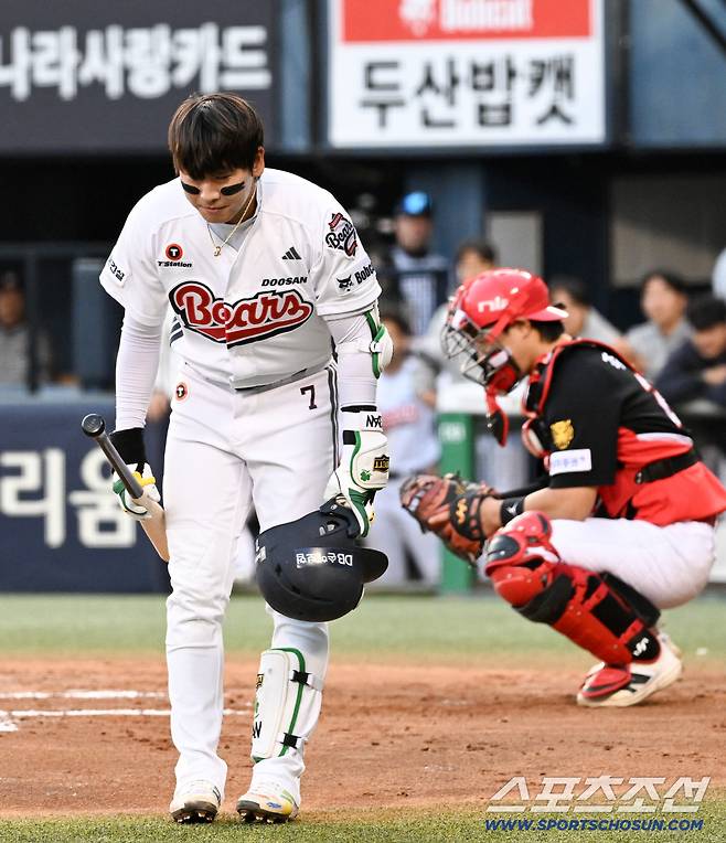 17일 잠실구장에서 열린 두산과 KIA의 경기. 두산 박찬호가 타석에 들어서며 KIA 팬들을 향해 인사를 건네고 있다. 잠실=박재만 기자 pjm@sportschosun.com/2026.04.17/