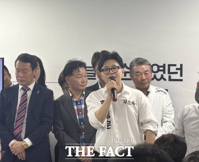 6·3 지방선거와 함께 치러지는 부산 북구갑 국회의원 보궐선거에 출마한 한동훈 무소속 후보가 10일 북구 덕천동에서 선거캠프 개소식을 열고 참석자들을 소개하고 있다. / 부산=김시형 기자