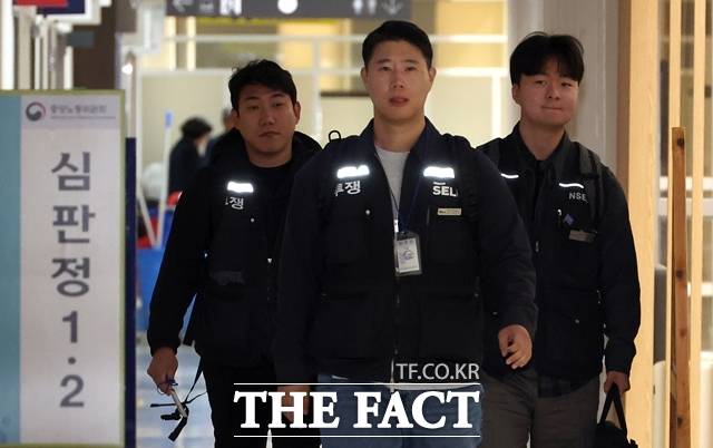 최승호 초기업노조삼성전자지부 위원장(가운데)이 11일 사후조정 절차가 진행되는 정부세종청사 중앙노동위원회 조정회의실로 향하고 있다. /뉴시스