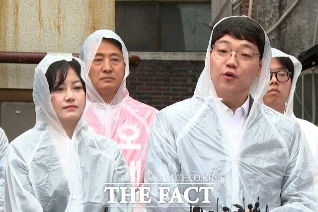 오세훈 국민의힘 서울시장 후보가 11일 서울 구로구 주택가 단지 일대에서 열린 부동산지옥 시민대책회의 기자회견에서 30대 신혼부부인 이권두 시민대표의 발언을 들으며 표정을 굳혔다. /구로구=김기범 기자