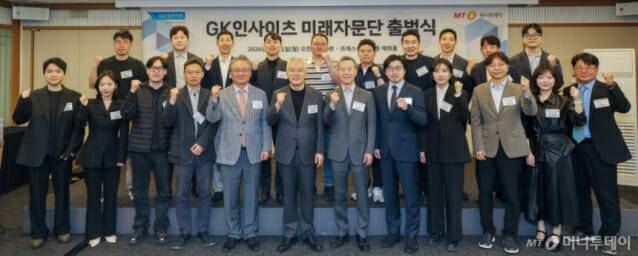11일 서울 중구 프레스센터에서 진행된 'GK인사이츠 미래자문단 출범식'에서 참석자들이 화이팅을 외치고 있다. 사진 앞줄 왼쪽부터 김하경 ZDVC 대표, 김효이 이너시아 대표, 김진우 라이너 대표, 윤승용 아델 대표, 강호병 머니투데이 대표, 백용호 머니투데이 명예회장 겸 GK인사이츠 이사장, 홍선근 머니투데이 회장, 이주완 메가존클라우드 이사회 의장, 정지원 알고케어 대표, 김주영 하이퍼엑셀 대표, 김지현 한국딥러닝 대표, 오동희 GK인사이츠 사무총장, 뒷줄 왼쪽부터 박근우 프로젝트노아 대표, 빈준길 뉴로핏 대표, 박원녕 엔젤스윙 대표, 박영민 리소리우스 대표, 조현우 모티브프로덕션 대표, 조성원 뉴타입인더스트리즈 대표, 황성재 XYZ 대표, 임재원 GTGO 대표, 강기혁 뉴빌리티 대표.(제공=머니투데이)