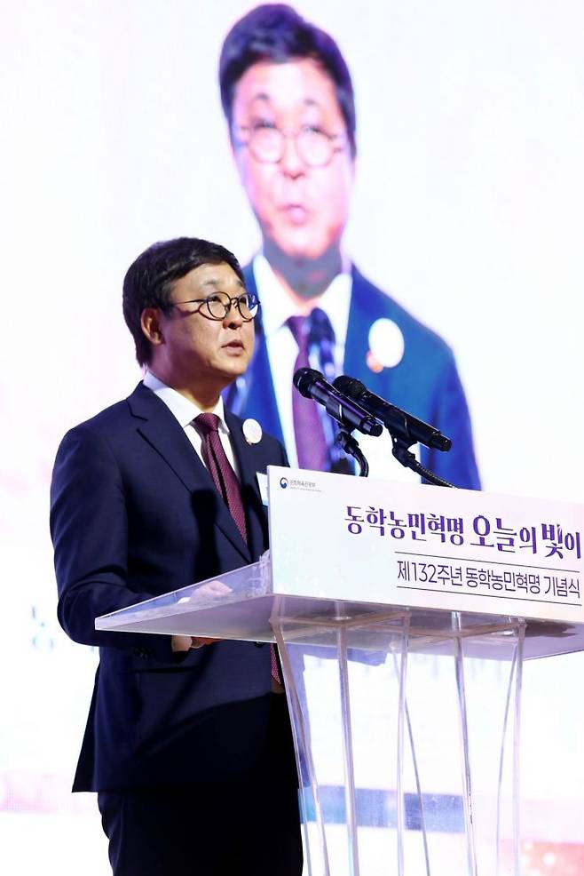 최휘영 문화체육관광부 장관이 11일 오전 국립중앙박물관 대강당에서 열린 '제132주년 동학농민혁명 기념식'에서 이재명 대통령의 기념사를 대독하고 있다. 연합뉴스